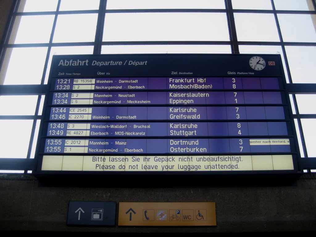 Der groe Zugzielanzeiger am 25.04.2011 in der Empfangshalle des Hbf Heidelberg.