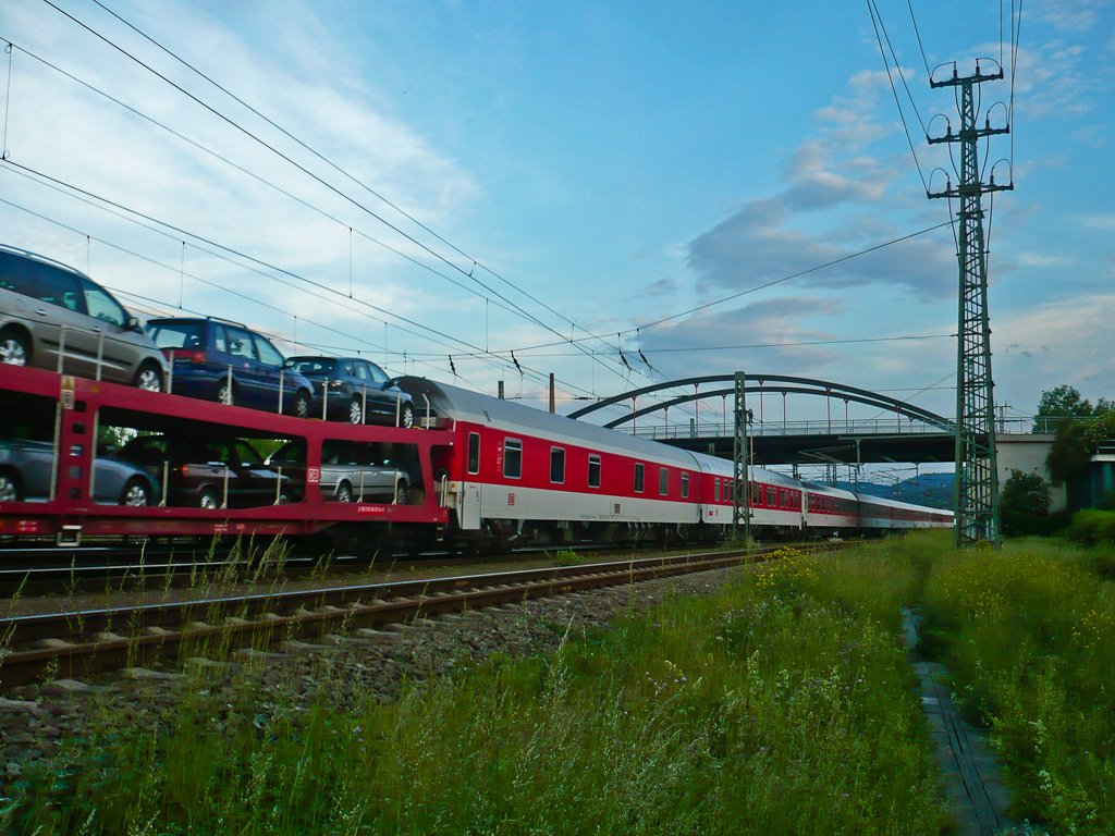 Der gut frequentierte AZ 13307 durchfährt gerade am Abend den Bahnhof Saalfeld (Saale) auf seiner Fahrt von Berlin nach Triest. (09.06.2010)