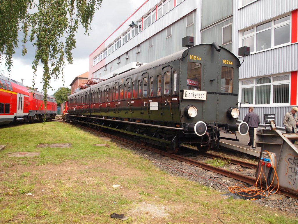 Der Hamburger gleichstrom S-Bahn Triebzug 1624 Altona am 29. August 2010
beim Tag der offenen Tr im Werk Ohlsdorf.