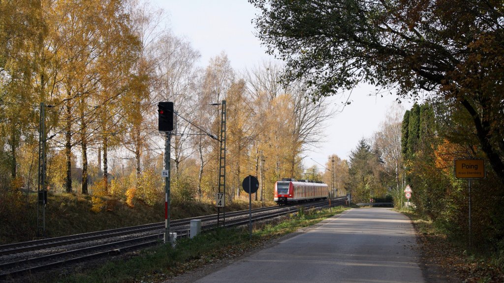 Der Herbst hier in Oberbayern hat wieder seine normalen Formen angenommen. Es herrscht 04.11.12 Fhn, eine warme Luftstrmung von den Alpen, was den Leuten hier Temperaturen um die 18C beschert. Um 10:20 Uhr schnellt 423 958-8 am Poinger Ortseingangsschild nach Erding.