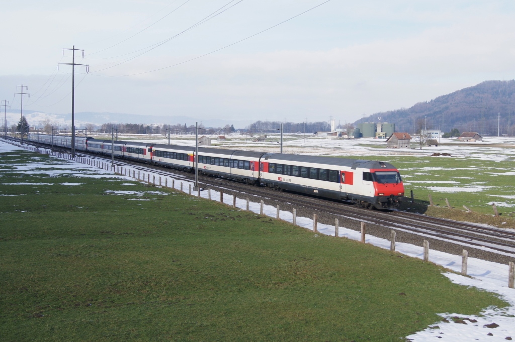 Der IC 569 nhert sich am 30.12.10 Bilten.