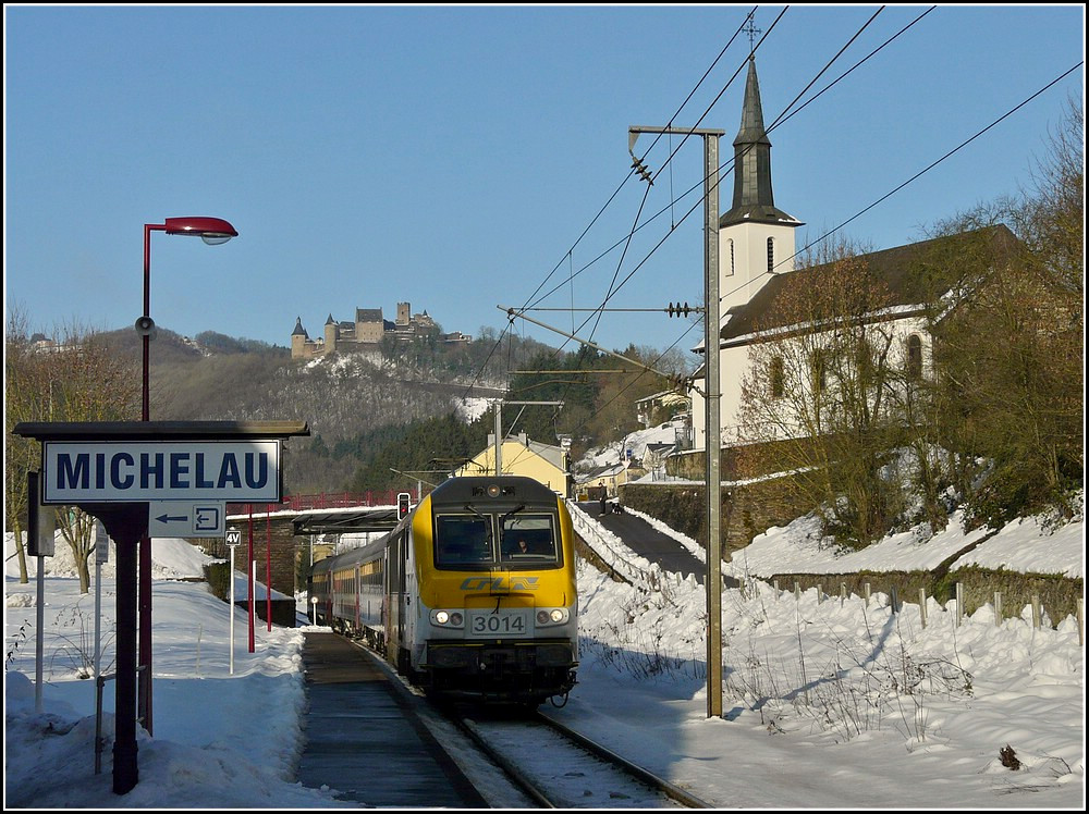 Der IR 113 Liers-Luxembourg, gezogen von der 3014, braust am 02.01.2011 ohne Halt durch Michelau. (Hans)