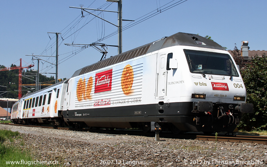 Der Kambly Express der BLS Re 465 004-0 kurz nach der Ausfahrt des Bhf Langnau am 26. Juli 2012 in einer herrlichen Kurve.
Weitere E-Lok's auf www.flugschiene.ch