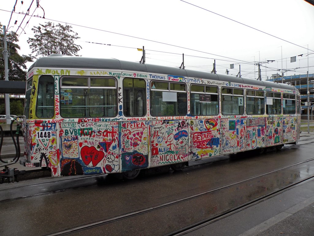 Der von Kindern bemalte Anhnger ist wieder im Linienbetrieb. Hier auf der Linie 2 an einem regnerischen Sonntag am Badischen Bahnhof in Basel. Die Aufnahme stammt vom 18.09.2011. 