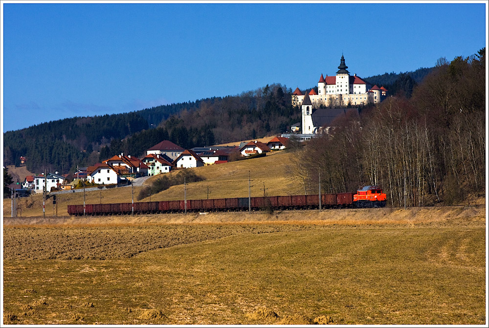 Der Kohlezug Z95623 (Summerau - Linz Stahlwerke) mit der 1020.37 der GEG ist unterhalb Kefermarkts am 7.3.2011 unterwegs. Mein Dank gilt dem Organisationsteam!