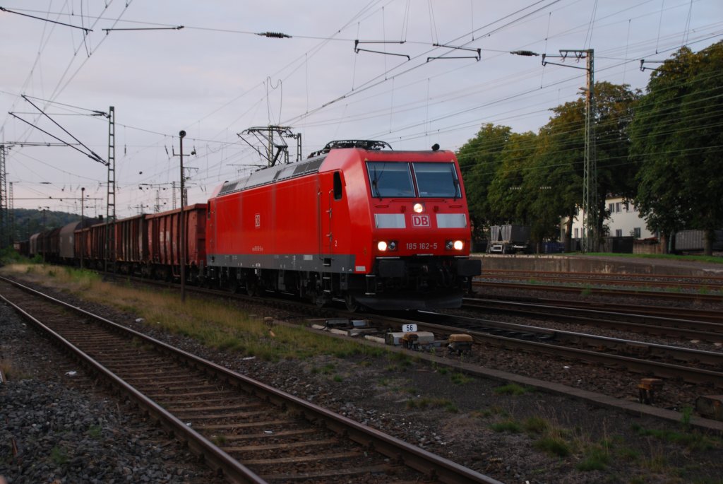 Der letzte Lichtblick am 30.07.2012: 185 162-5 kam mit einem gemischten Gterzug aus stlicher Richtung mit Ziel Umschlagbahnhof Hamm gefahren. Hier im Bahnhof Bielefeld-Brackwede. 