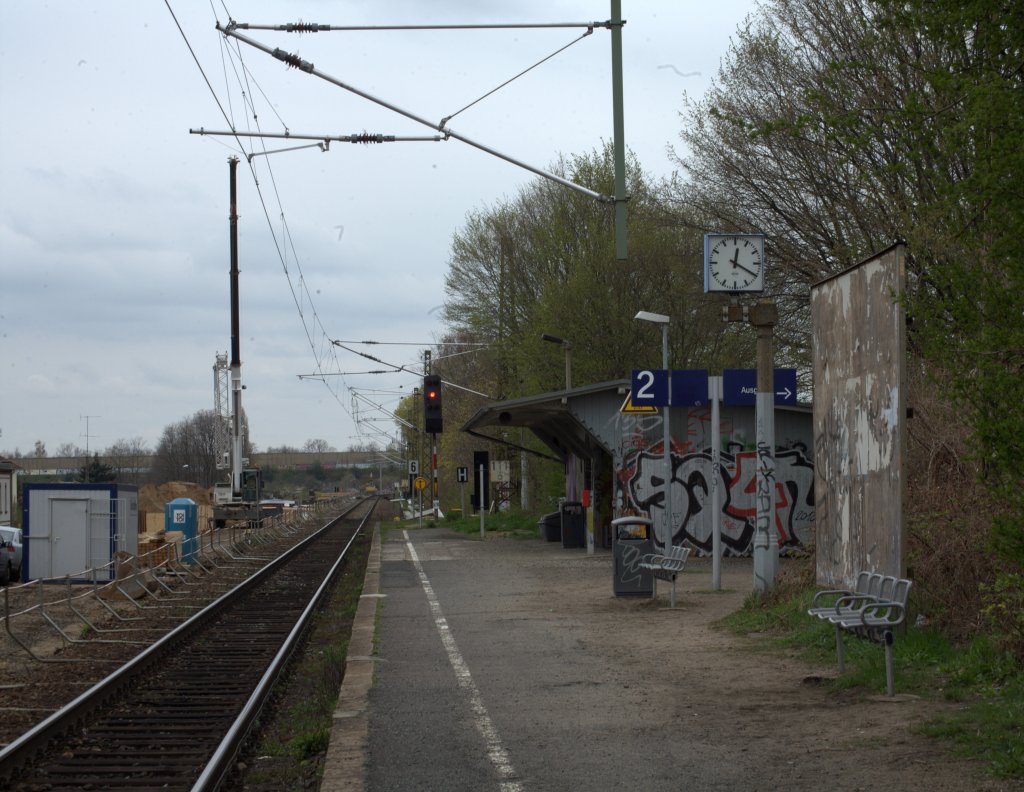 Der in den letzten Jahren vertaute  Anblick des vergammelten  Haltepunktes Dresden Trachau an der Linie S1.
Man knnte denken , der Haltepunkt trumt vor sich hin und wartet auf den Abri.
Trotzdem herrscht auf dem einzigen Streckengleis reger Zugverkehr.
am 16.04.2012 blickt der Fotogra nach Norden, Richtung Radebeul, die Zeit exakt: 12:20 Uhr