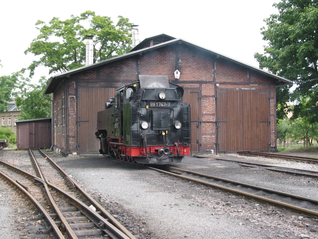 Der Lokschuppen in Radeburg. Kleinbahnromantik am 8. August 2008.