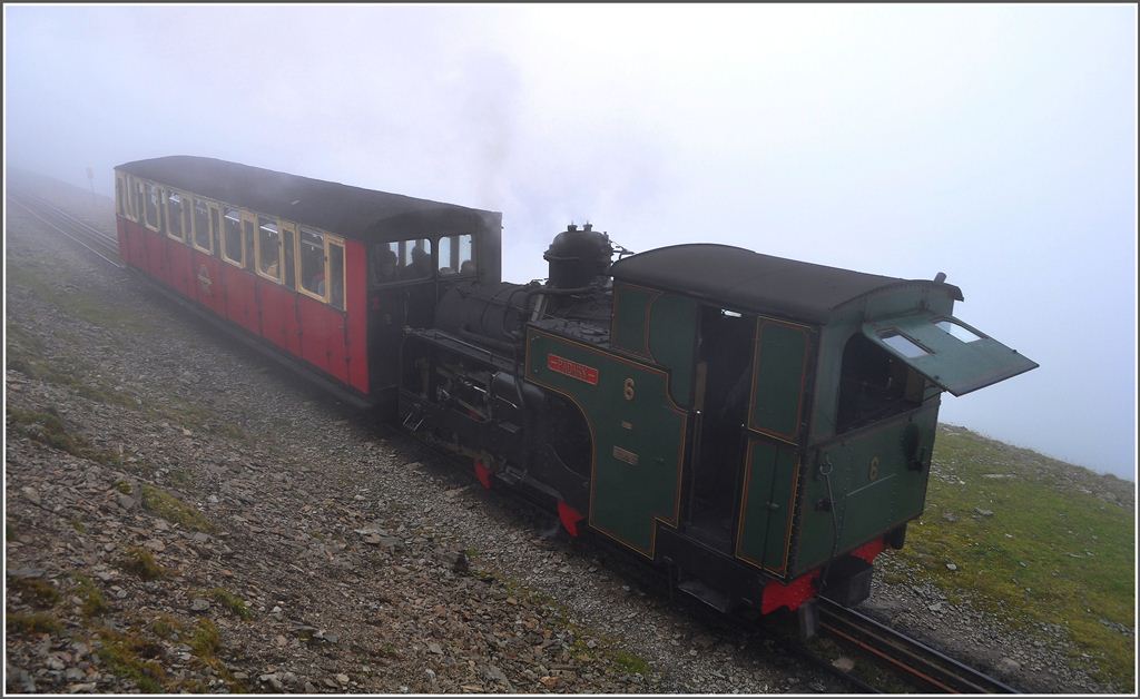 Der Mount Snowdon mit seinen 300 Nebeltagen ist vergleichbar mit dem Brocken und so geschah es auch an diesem Tag, dass kurz vor der Gipfelstation auf 1050m pltzlich der Nebel aufzog. Lok 6  Padarn  kmpft sich bergan die letzte Steigung hinauf. (06.09.2012)