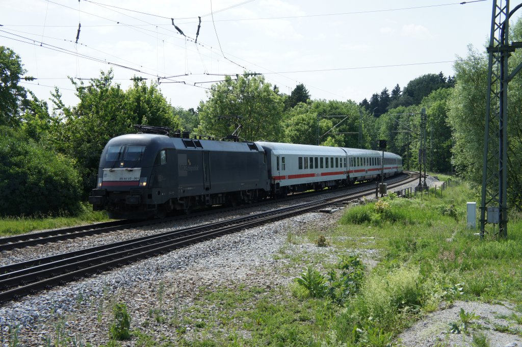 Der MRCE Taurus ES 64 U2 001 vor einem IC am 31.05.11 im Bahnhof Aling.