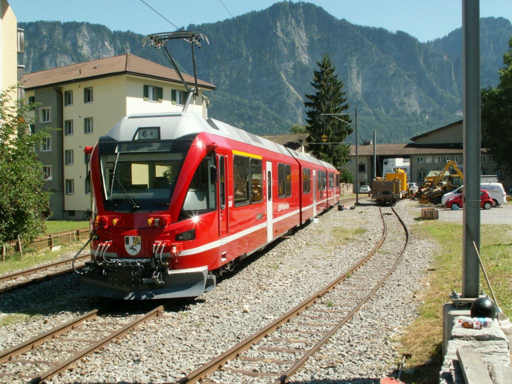 Der neu ausgelieferte  Allegra  3507  Benedetg Fontana  funkelt wie ein Diamant.Im inneren des Zuges ist gerade eine Putzkolonne an der Arbeit.Wohl ein Indiz,das er jetzt in den Dienst gestellt wird.
Landquart 26.08.10