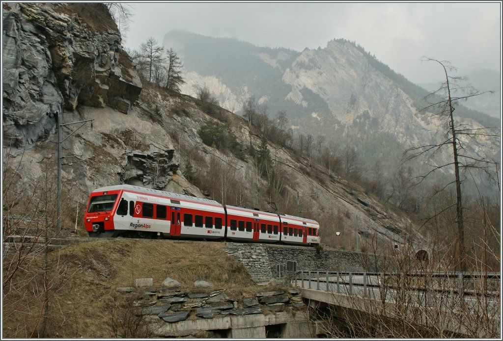 Der  neue  TMR RABe 527 als Regionalzug 26166 unterwegs nach Orsire kurz nach Sembrancher. 
 7. April 2013 