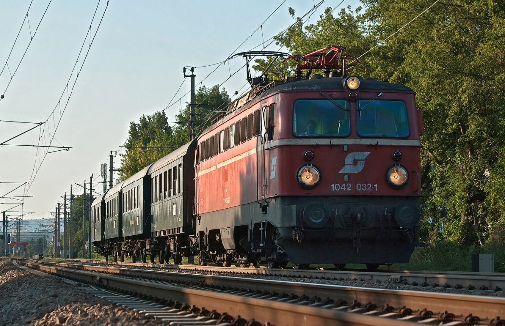 Der Nostalgie Express  Leiser Berge  fhrt mit 1042 032 von Korneuburg nach Wien Sdbahnhof (Ostseite). Korneuburg, am 22.08.2010.