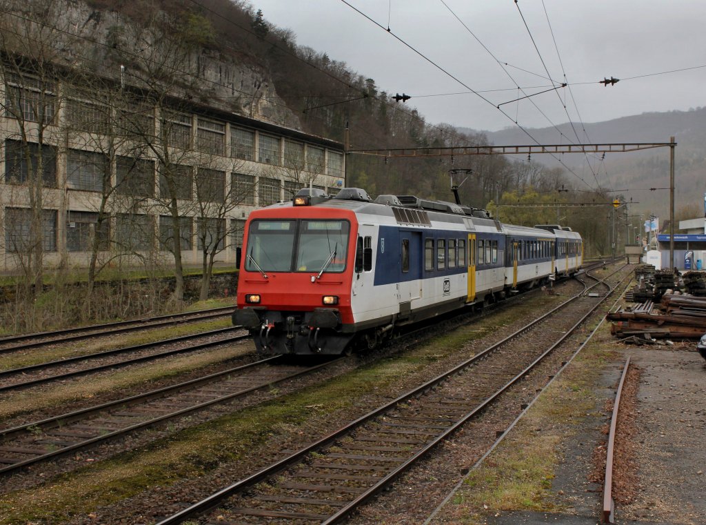 Der NPZ der OeBB am 24.04.2012 bei der Einfahrt in Klus.