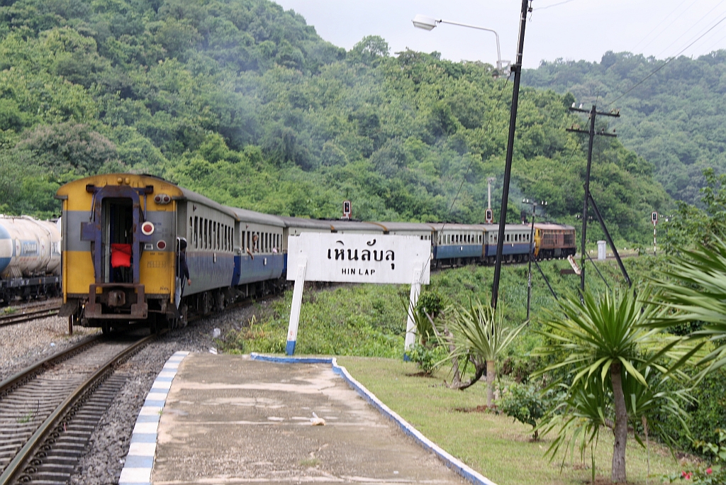 Der ORD 234 (Surin - Bangkok), gezogen von der 4212, verlsst den Bf. Hin Lap; 23.August 2010.