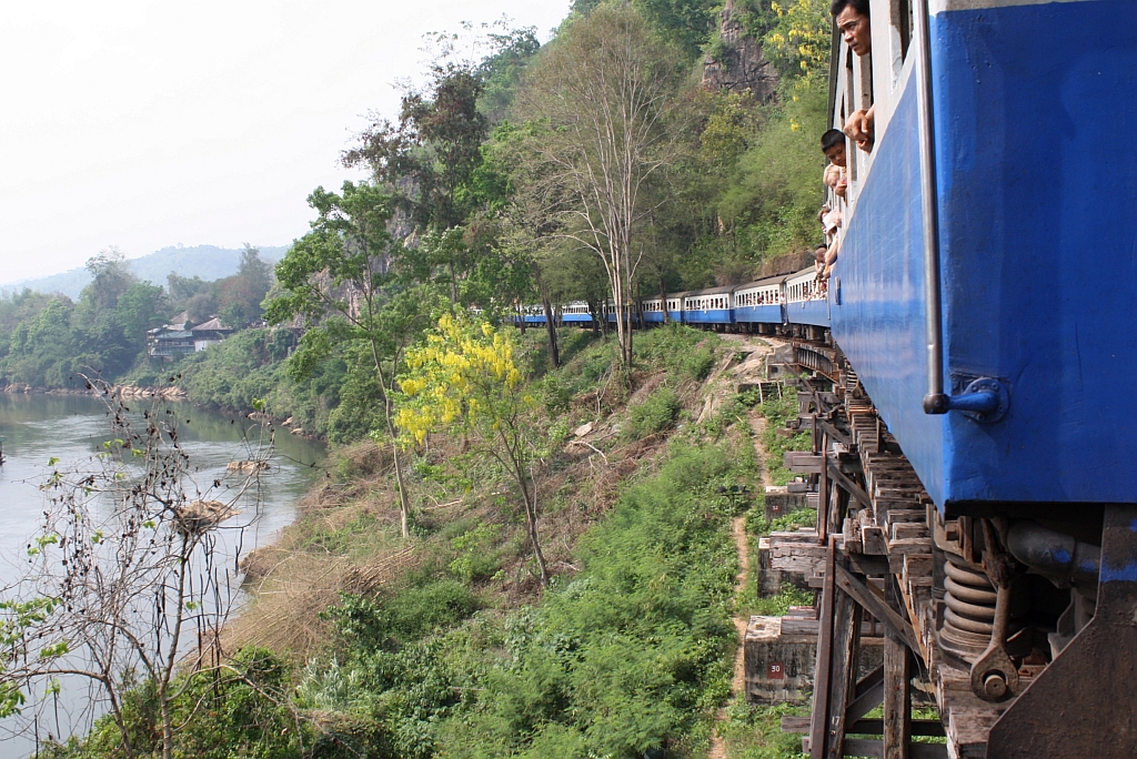 Der ORD 258 von Nam Tok nach Thon Buri auf der Trestle-Brcke zwischen dem Bf. Tham Krasae und der Hst. Saphan Tham Krasae am 13.Mrz 2011.