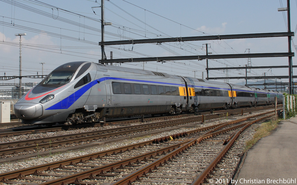 Der Pendelino 4 der Tilttrain ETR610 012-7 auf der Fahrt von Basel nach Italien vorbei am 25.04.2011 Bhf Muttenz.