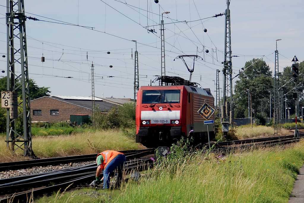 Der Rangier stellt gerade die DKW um, damit die 189 025-0 an den  Alu-Express  nach Nordheim an gekoppelt werden kann. 20. August 2011