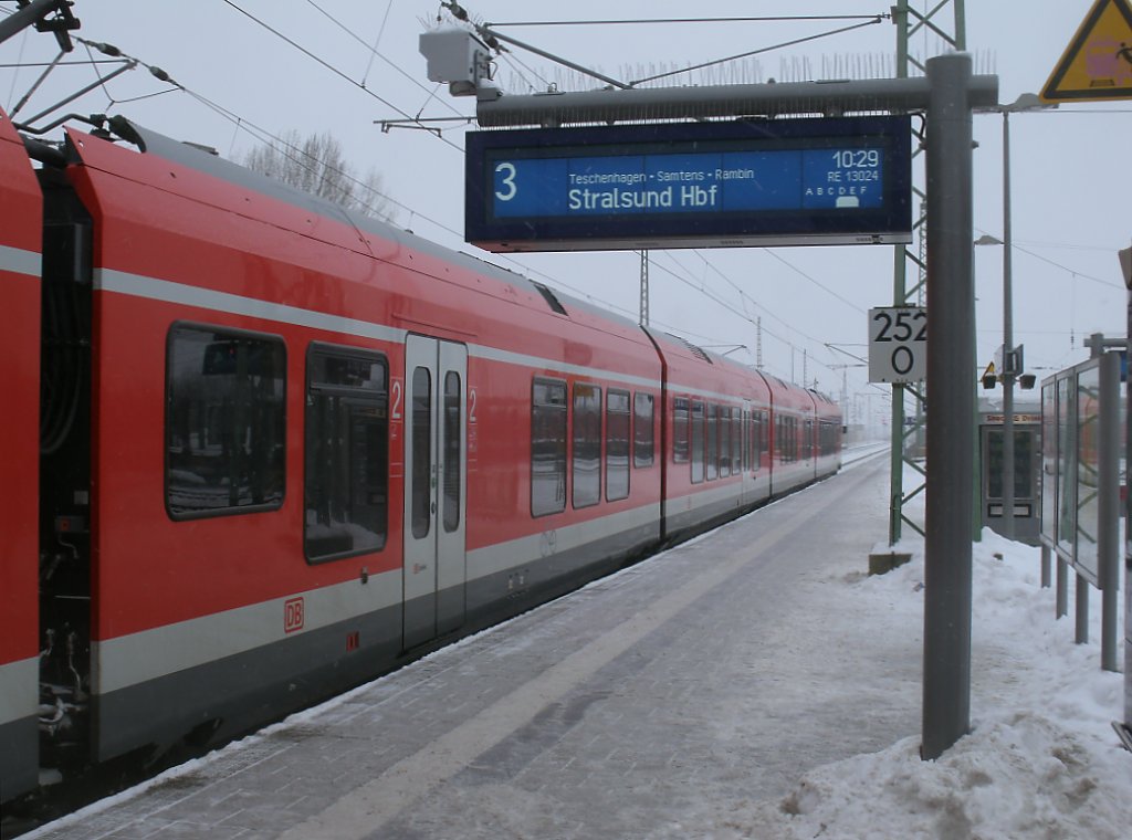 Der RE 13024 von Bergen/Rgen nach Stralsund stand,am 09.Dezember 2012,in Bergen/Rgen zur Abfahrt bereit.