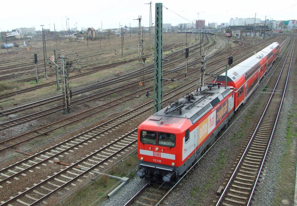 Der RE 20 (mit 112 138) kommt vom Hbf Halle/S. und fhrt weiter nach Uelzen (10.4.2012).