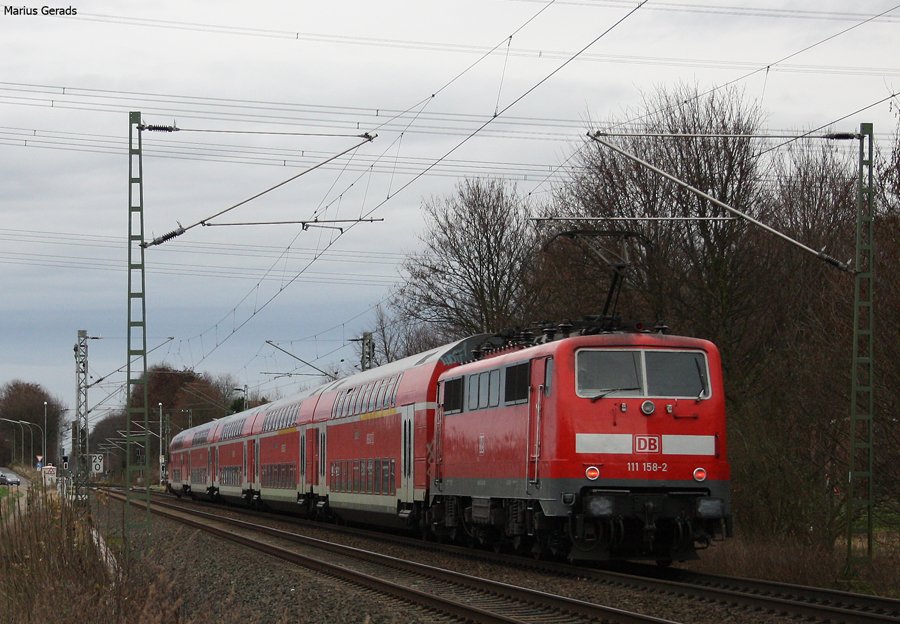 Der RE10421 nach Dortmund mit Schublok 111 158 an der ehem. Geilenkirchener Anrufschranke 6.12.09