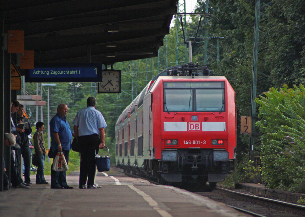 Der RE5 aus Emmerich nach Koblenz mit Schublok 146 001-3 bei der Durchfahrt in Kln-West, 5.8.10