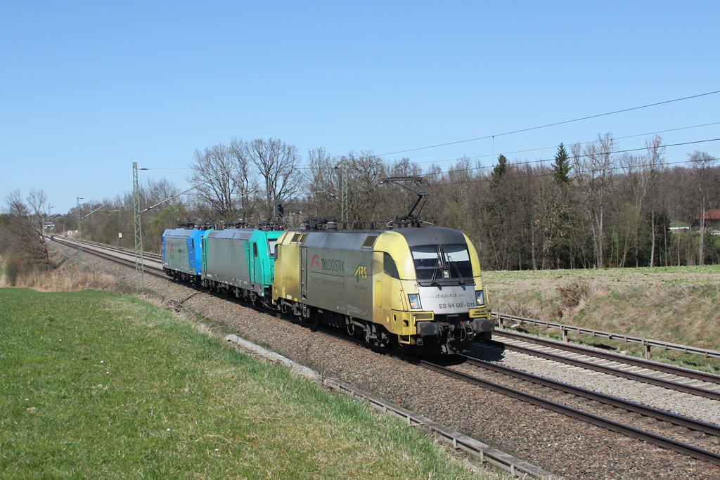Der samstgliche TXL Lokzug nach Kufstein bestand am 02.04.2011 aus 182 511, 185 614 und der frischbeklebten 185 513. Aufgenommen bei Hilperting.