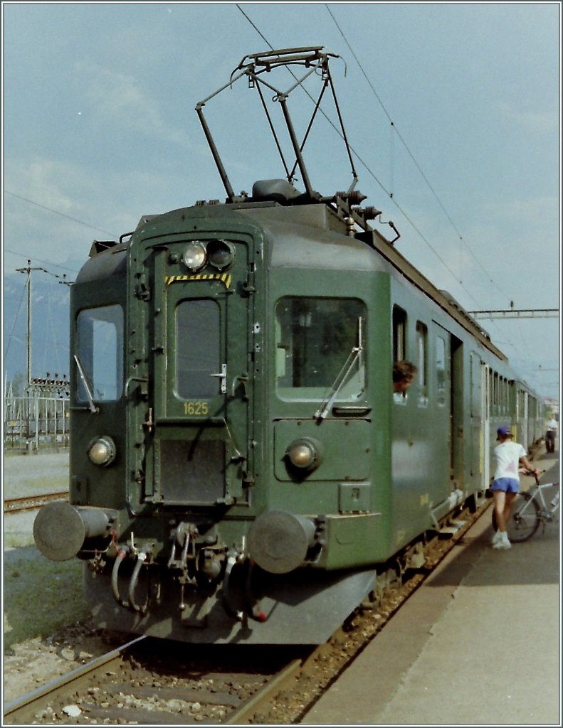 Der SBB BDe 4/4 1625 zeigt sich mit einem Regionalzug nach St-Gingolph beim Halt in Bouveret. 

Gescanntes Negativ/August 1993