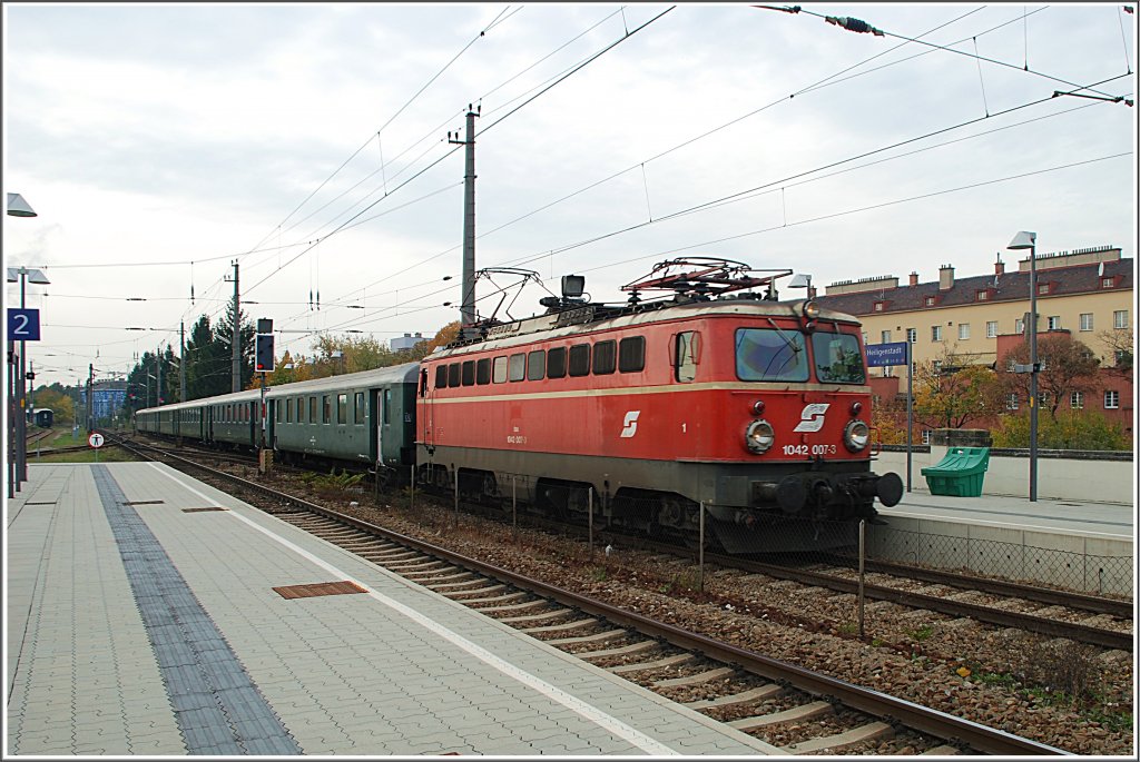 Der Sonderzug nach Zellerndorf zum Krbisfest wurde am 23.10.2010 leider von der 1042 007 statt der 1042.23 bespannt. Trotzdem fotografierte ich den Zug und zwar in Wien Heiligenstadt.
