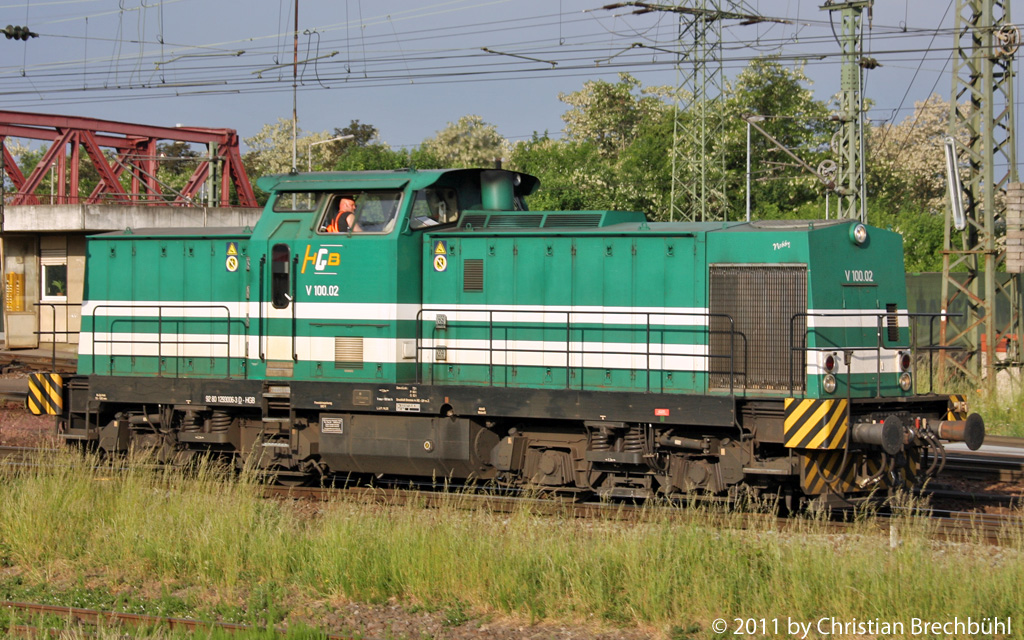 Der Sonntag Morgen eignet sich gut um Gleis Arbeiten durchzufhren, weshalb die V100 02 der HGB in Haltingen, am 8.Mai 2011 zum Einsatz kommt.