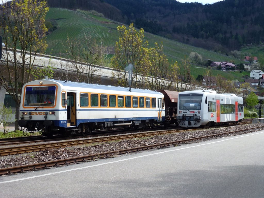 Der SWEG-VT125 kreuzt mit seinem Gterzug den VT008 der Mitteldeutschen Regiobahn im Bahnhog Kappelrodeck. 12.04.2012