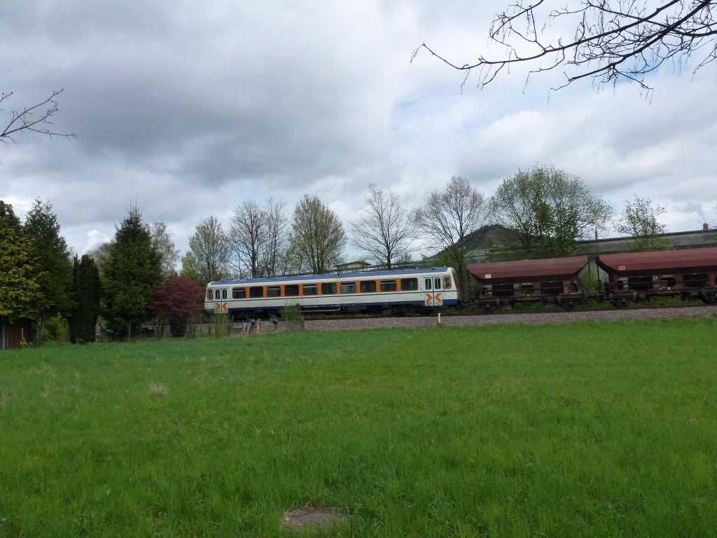 Der SWEG-VT125 verlsst mit seinem Gterzug den Bahnhof Kappelrodeck. 12.04.2012
