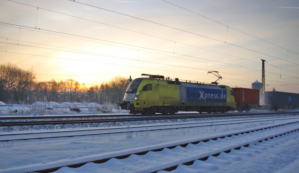 Der Tag erwacht und damit auch der Zugverkehr. Mit einem der ersten Zge des Tages kmpft sich ES 64 U2-025 durch die klirrende Klte des Morgens am 05.01.2010. Hier in Eschwege West.