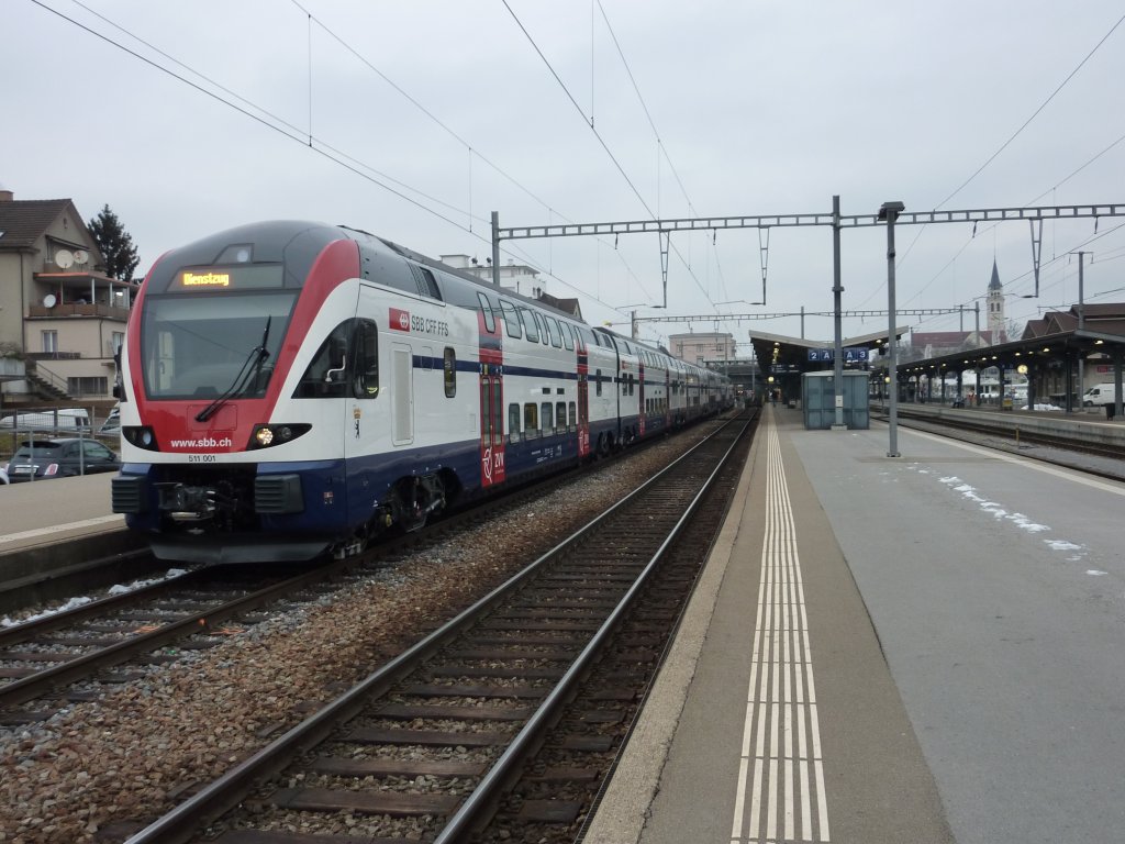 Der Testzug RABe 511 001 in Voller Lnge im Bahnhof Romanshorn am 04.01.2011.