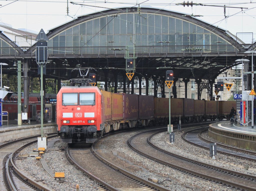 Der Tf von 145 077-4 mchte nicht erkannt werden, er zieht am 08.09.2011 bei Nieselregen den Sonnenschutz tief runter als er mich mit Kamera im Aachener Hbf sieht.