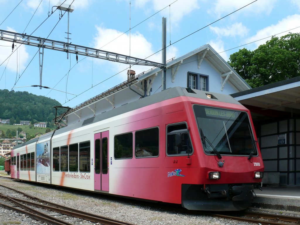 Der Travys Triebwagen 2000 Be2/6 im Endbahnhof Sainte-Croix.
Er wird von hier nach Yverdon fahren. 
29.05.2009 Sainte-Croix