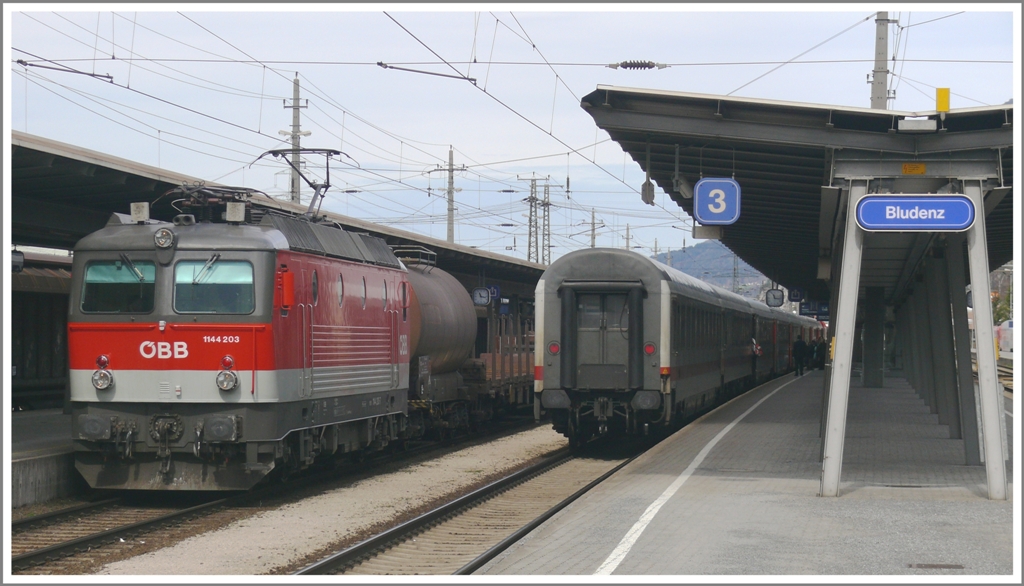 Der versptete EC nach Mnster ist eingetroffen und 1144 203-7 beginnt den Aufstieg zum Arlbergtunnel. (30.03.2010)