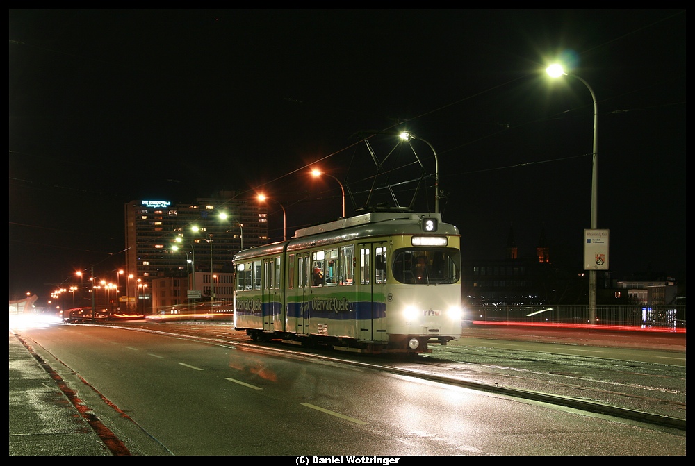 Der Wagen 125 in der Nacht vom 27.03. auf den 28.03.10. auf der Kurt-Schumacher-Brcke, die Ludwigshafen mit Mannheim und damit Rheinland-Pfalz mit Baden-Wrttemberg verbindet. 