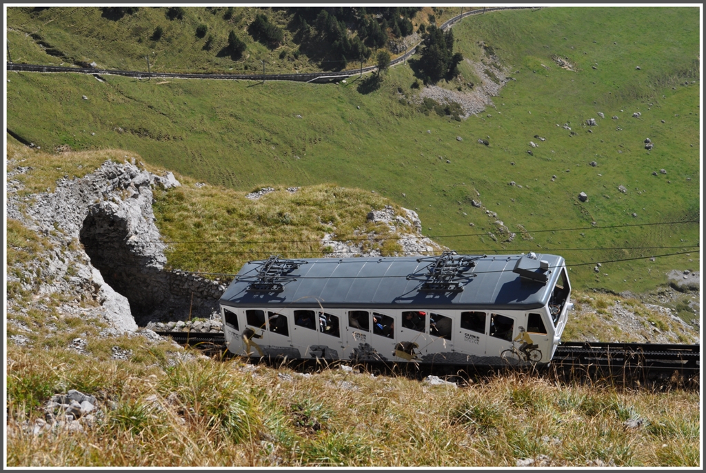 Der weisse Wagen 21 am Eingang des Eseltunnels mit weiterem Streckenverlauf auf der Mattalp. (04.10.2011)