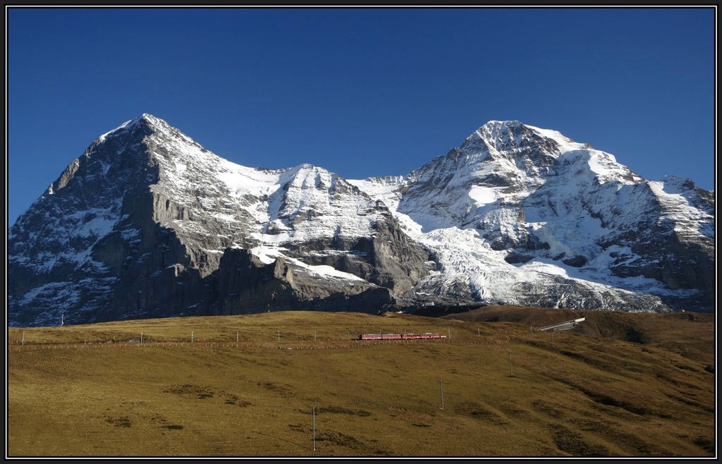 Der Zug der Jungfraubahn ist verschwindend klein vor dem riesigen Eiger und Mnch. (23.10.2012)