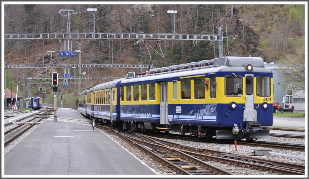 Der zweite Zugsteil mit ABeh 4/4 I 304 verkehrt nach Grindelwald. (25.04.2012)