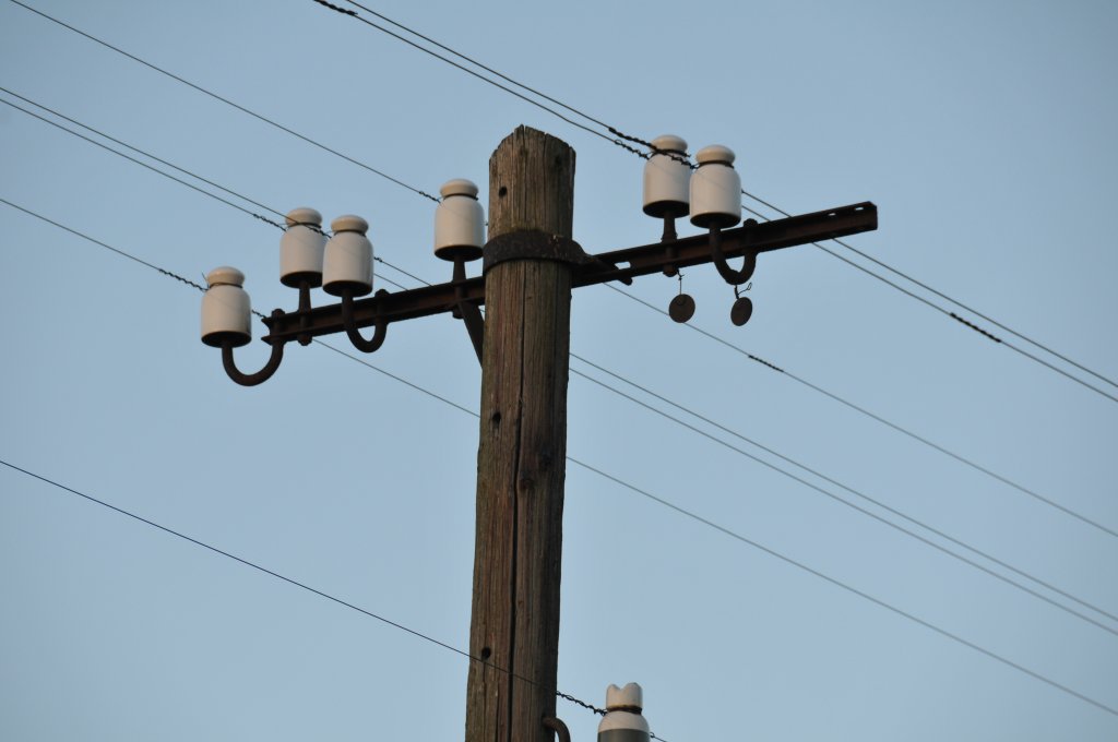 Detailfoto der oberen Isolatoren von den Telegrafenmasten neben der Bahnlinie Neustadt Aisch bis Steinach. 