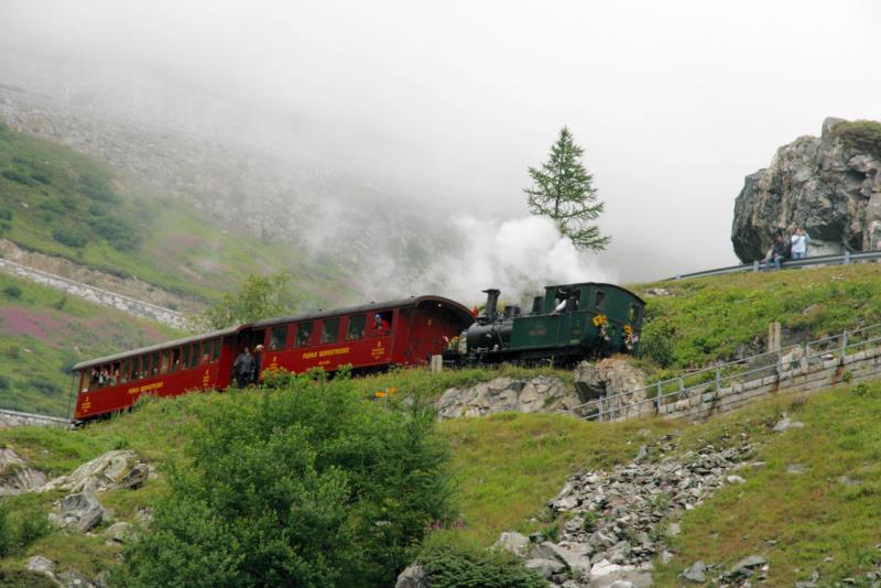 DFB Nr. 7  Breithorn  fhrt mit ihrem Zug in den Gletsch-Spiraltunnel ein; 14.08.2010