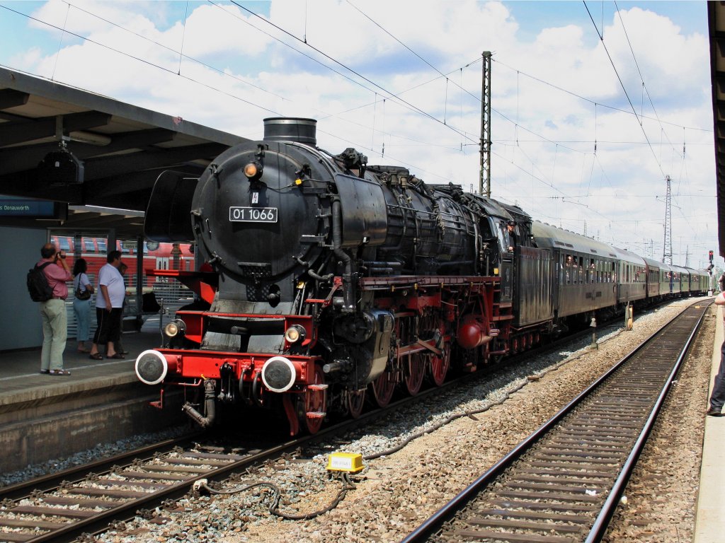 Die 01 1066 am 26.07.2009 mit einem Sonderzug bei der Einfahrt in den Augsburger Hbf.