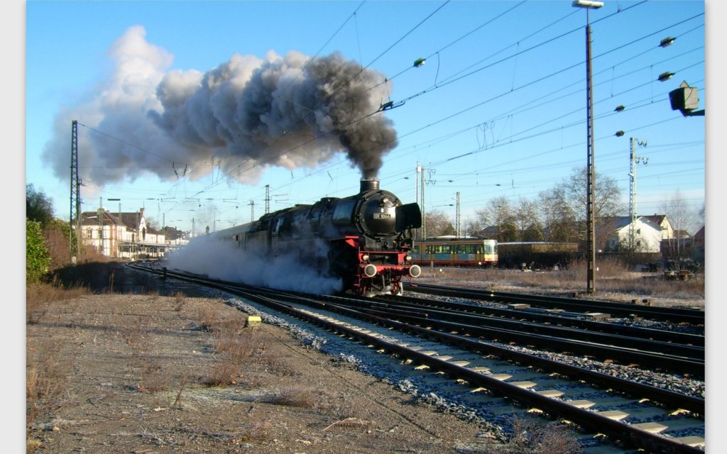 Die 011066 mit Sonderzug nach Alpirsbach.
Am 27.12.09 bei der Ausfahrt aus Rastatt