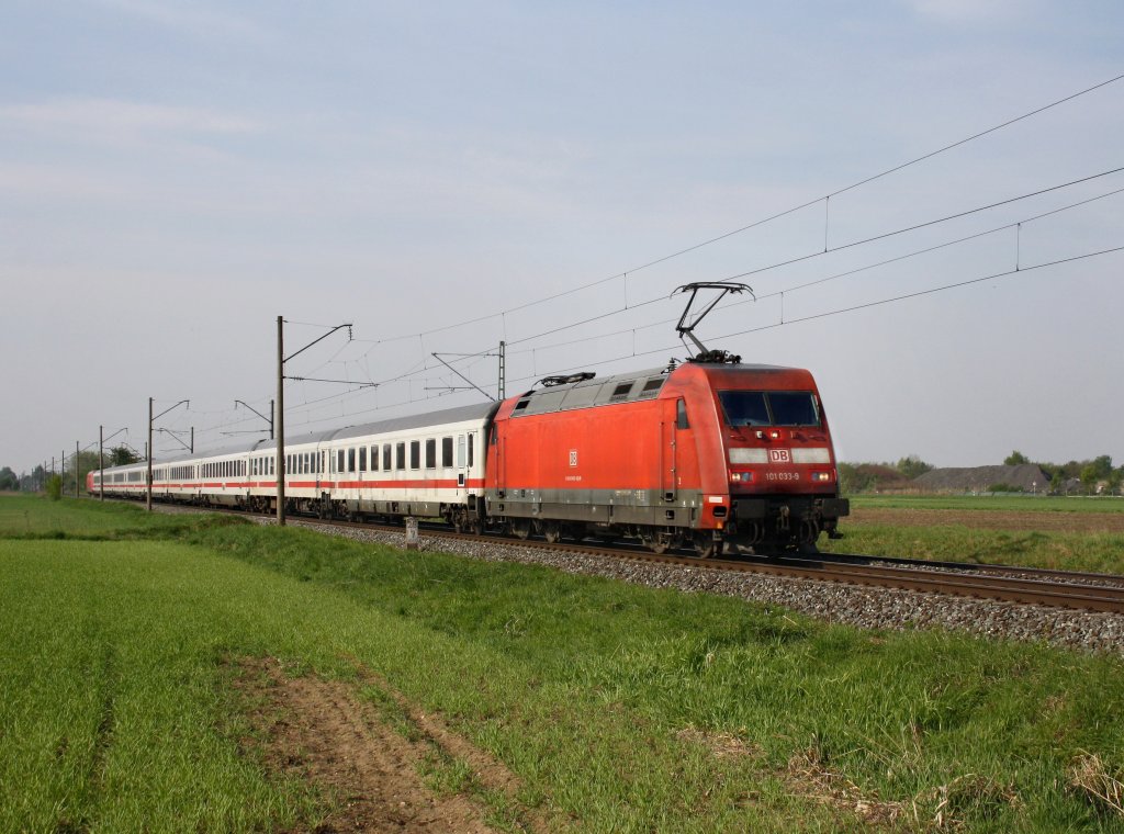 Die 101 033 mit einem IC nach Berlin am 24.04.2011 unterwegs bei Bubenreuth.