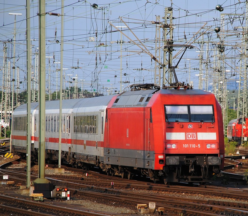 Die 101 110 verlsst am Abend des 07.08.2010 den Bahnhof Nrnberg mit ihrem IC.