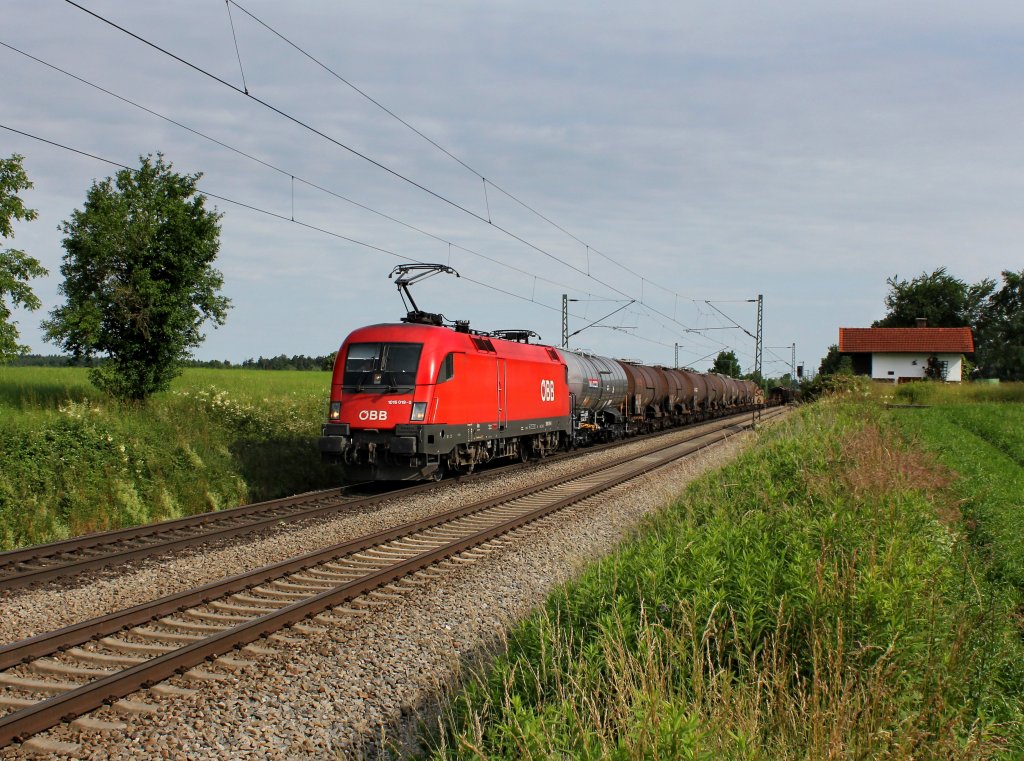 Die 1016 019 mit einem Gterzug am 23.06.2012 unterwegs bei Hilperting.