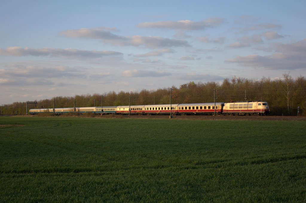 Die 103 235-8 mit dem IC 2417 von Flensburg nach Kln Hbf am 01.04.2012 in Kln Stammheim.