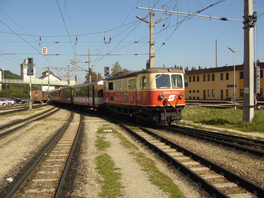 Die 1099.008-3 fhrt ohne Stromabnehmer aus am Alpenbahnhof? Ja aber nicht ohne Hilfe der 2095.013-5, die den Zug aus dem Bahnhof zieht.St.Plten am 22.09.2010